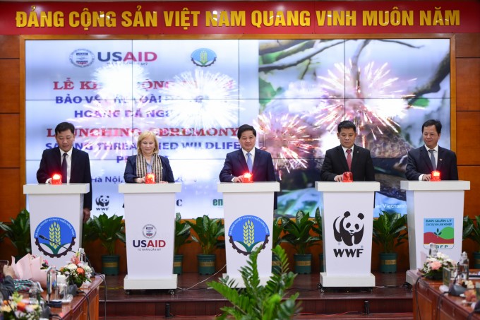 Thứ trưởng Lê Quốc Doanh, đại diện Bộ Nông nghiệp và PTNT cùng Giám đốc USAID Việt Nam Ann Marie Yastishock và các đối tác bấm nút khởi động dự án