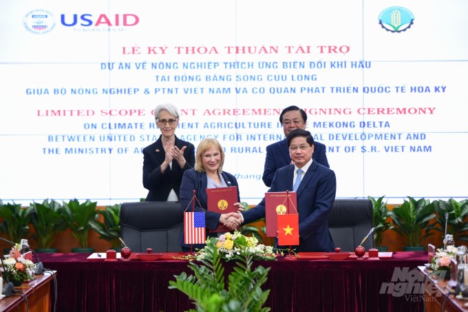 Thứ trưởng Lê Quốc Doanh đại diện Bộ Nông nghiệp và PTNT và Giám đốc USAID Việt Nam Yastishock ký Thỏa thuận về hợp tác ứng phó biến đổi khí hậu tại ĐBSCL